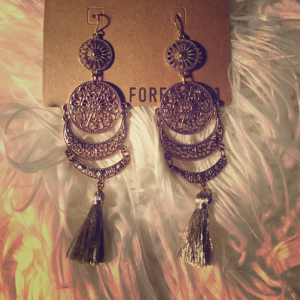 Gold colored earrings w/fringe✨ Trades or offers
